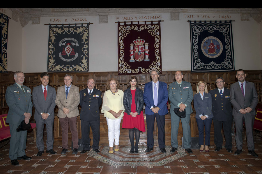 El rector, José Vicente Saz, la secretaria de Estado de Seguridad, Ana Mª Botella,  y las autoridades presentes en la firma del convenio