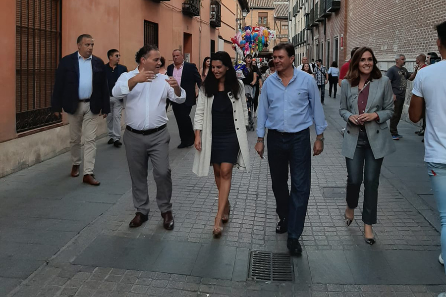 Paseo de Monasterio por el Mercado Cervantino