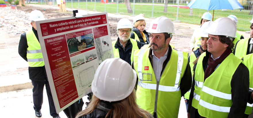 pedro rollan y javier ayala visitan las obras de la piscina de fuenlabrada