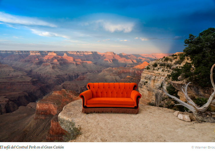 sofa de friends en el gran ca&ntilde;on