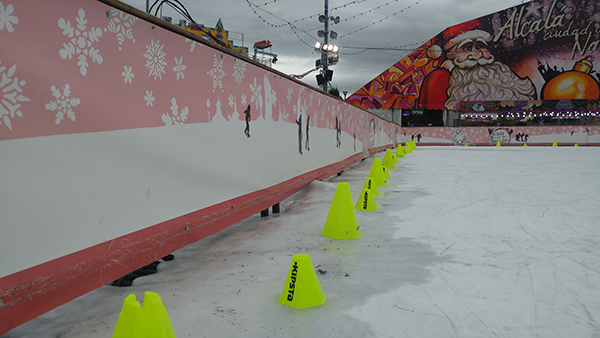 El mal estado de la pista de hielo se debe, en parte, a estar descubierta.