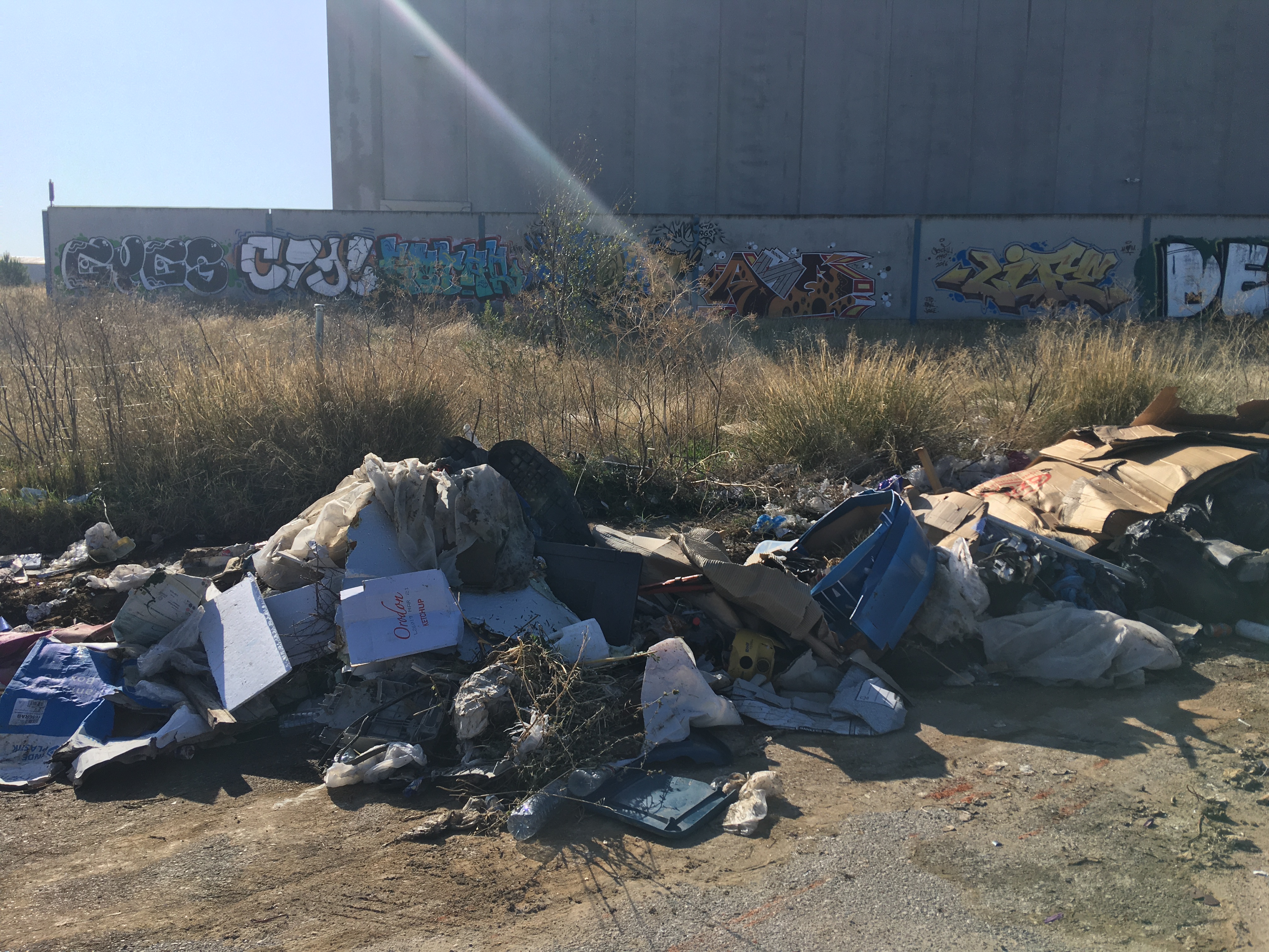 Los vertidos aparecen a diario en los polígonos