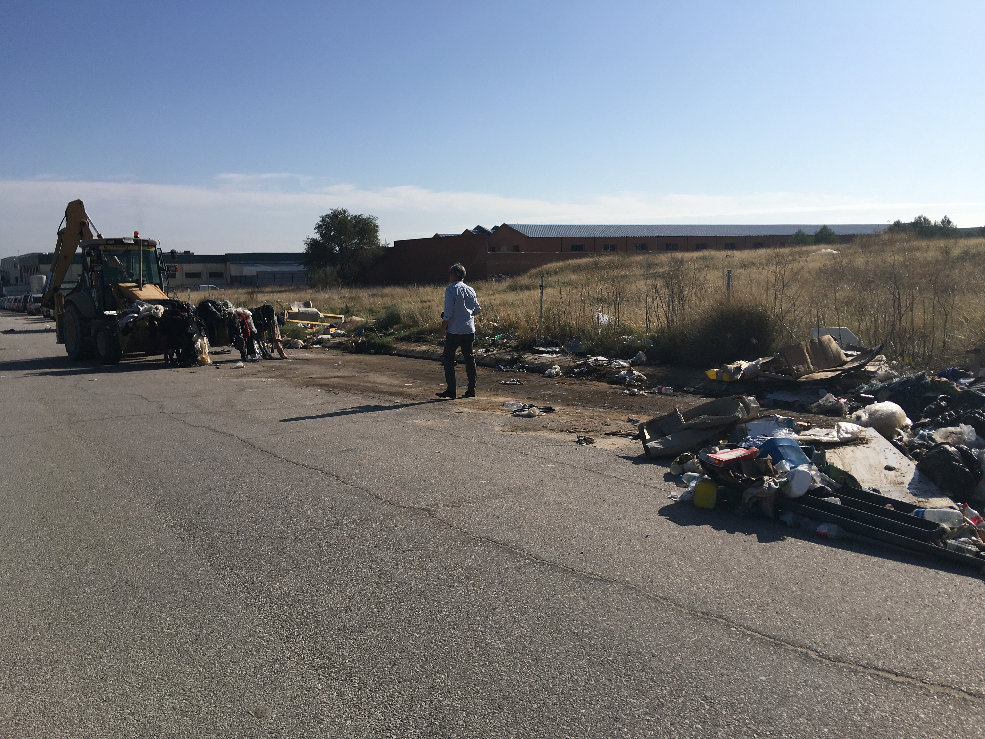 La grúa deposita los vertidos en un contenedor 