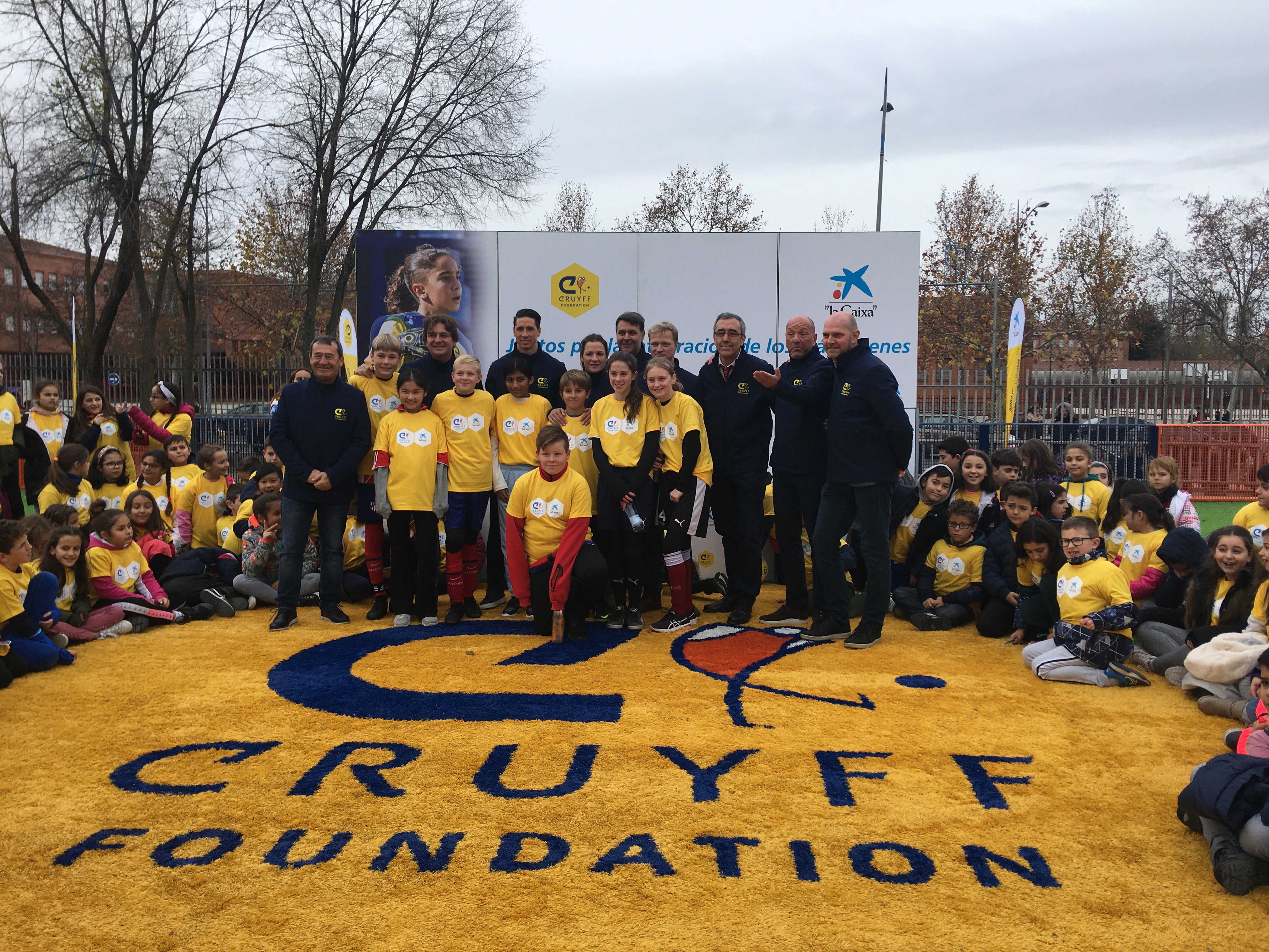 Fernando Torres junto a los niños y niñas en el acto