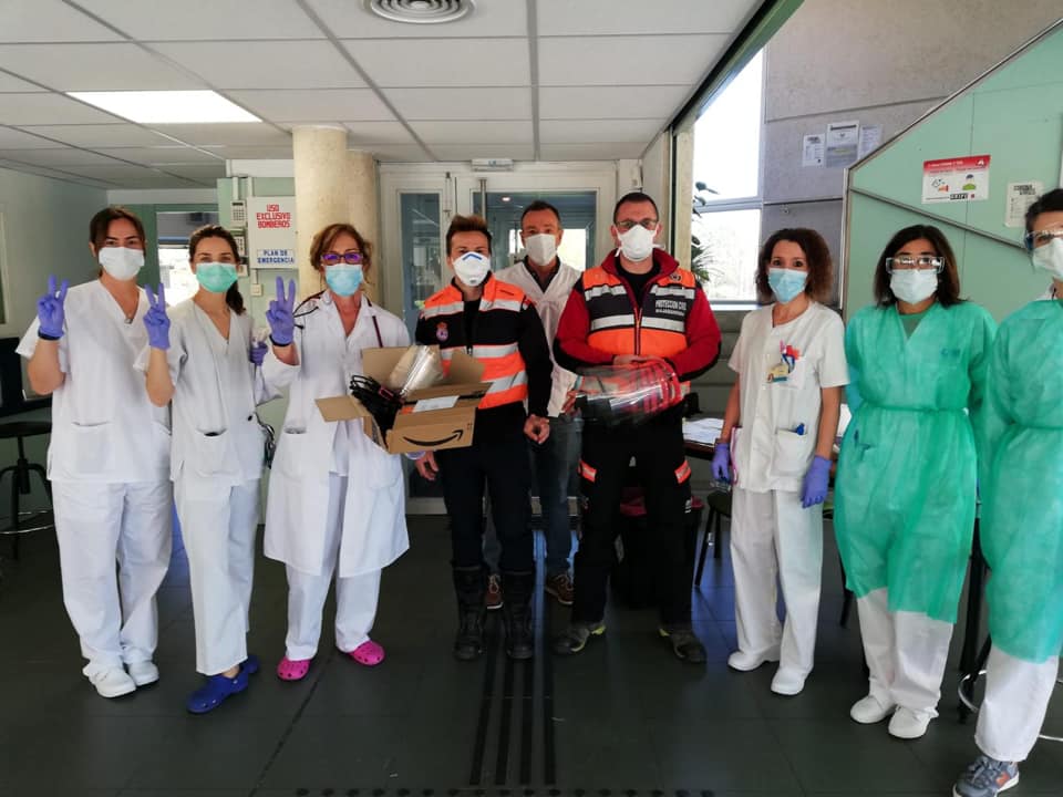 El personal sanitario y Protección Civil posan con el material