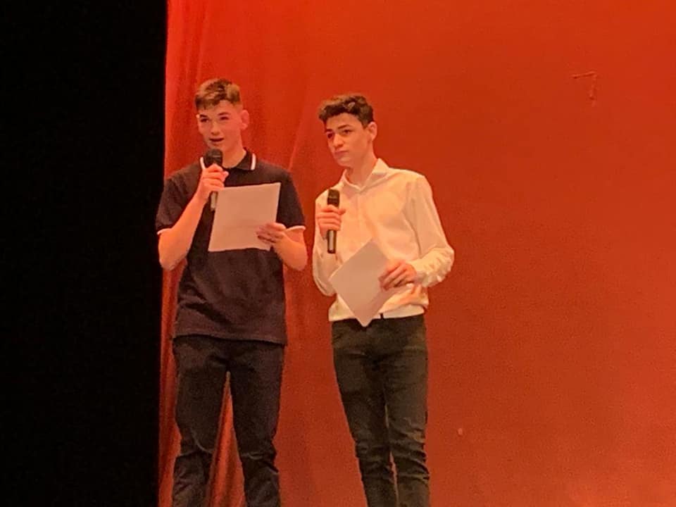 Los chicos y chicas se lanzaron al escenario