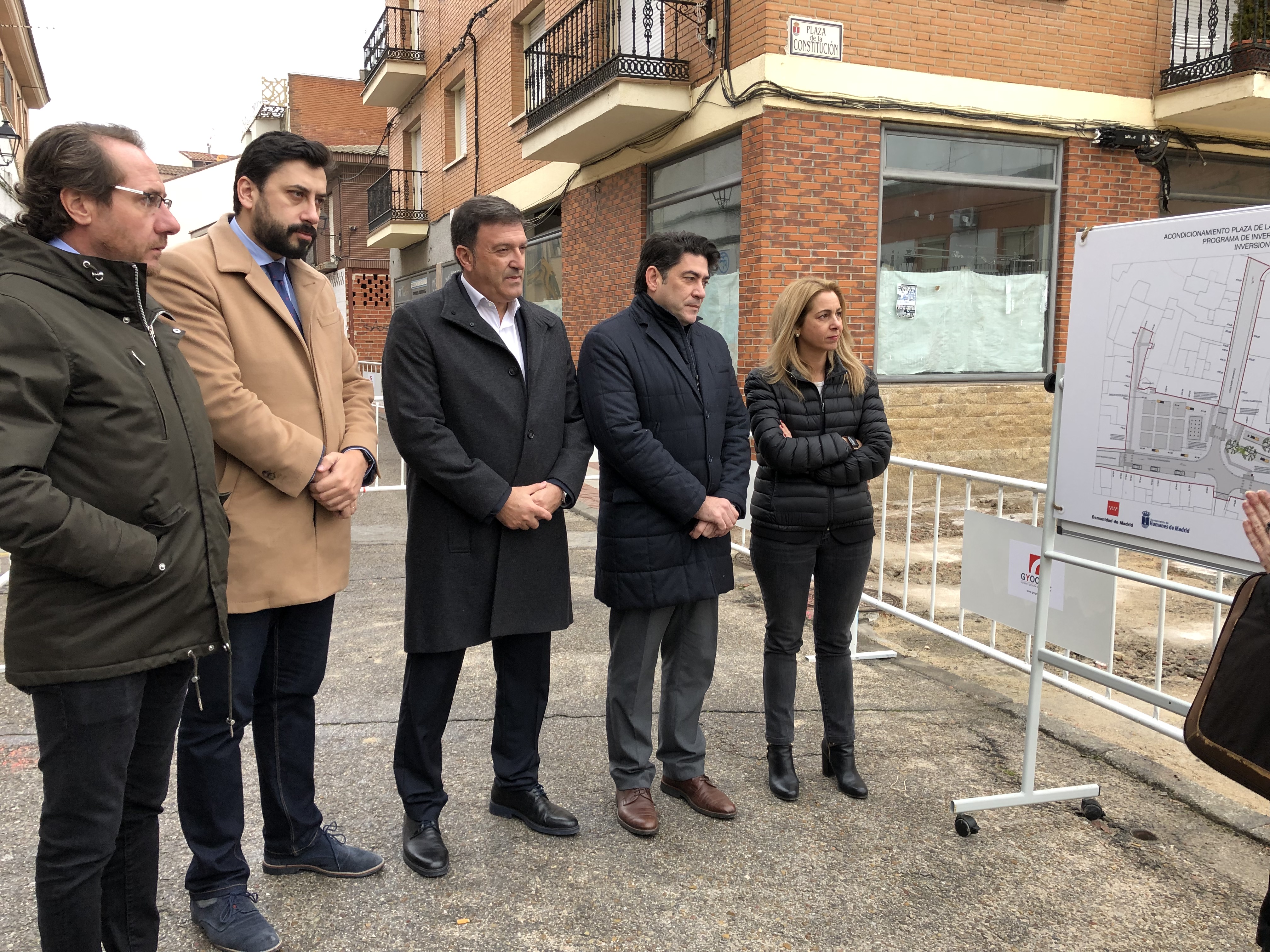 Junto al plano de las obras