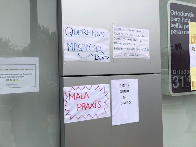 Carteles pegados en la clínica