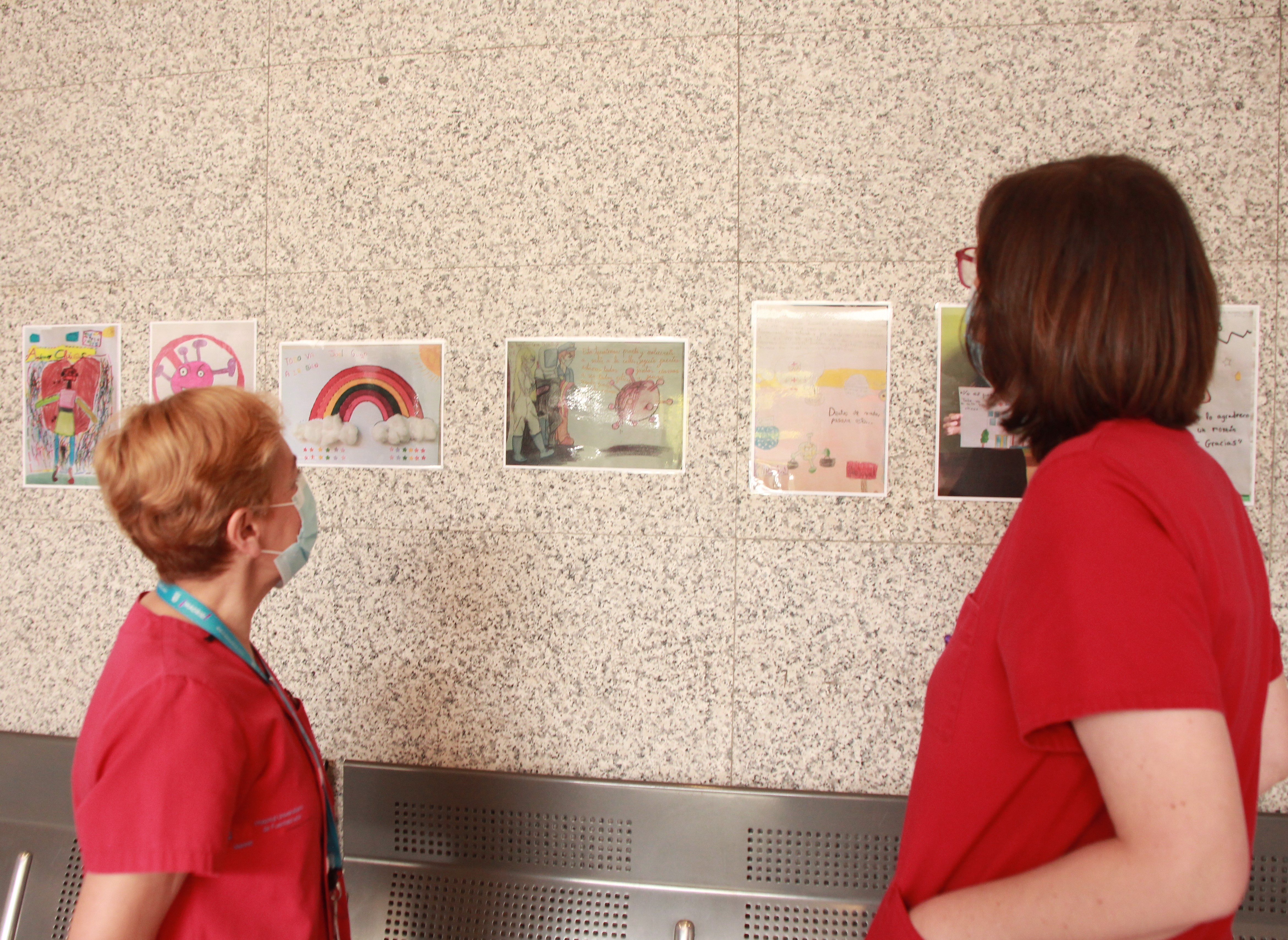 Los profesionales observan la exposición