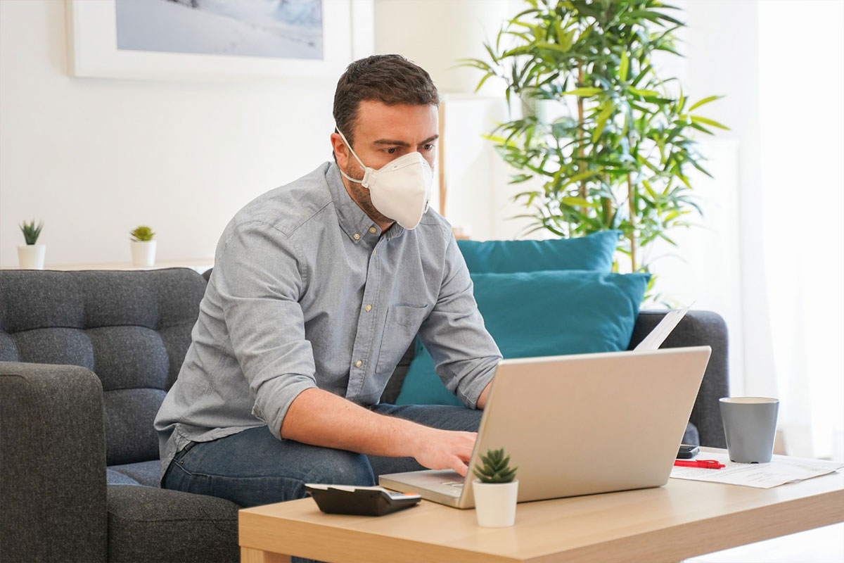Teletrabajo-mascarilla-hombre Hombre teletrabajando