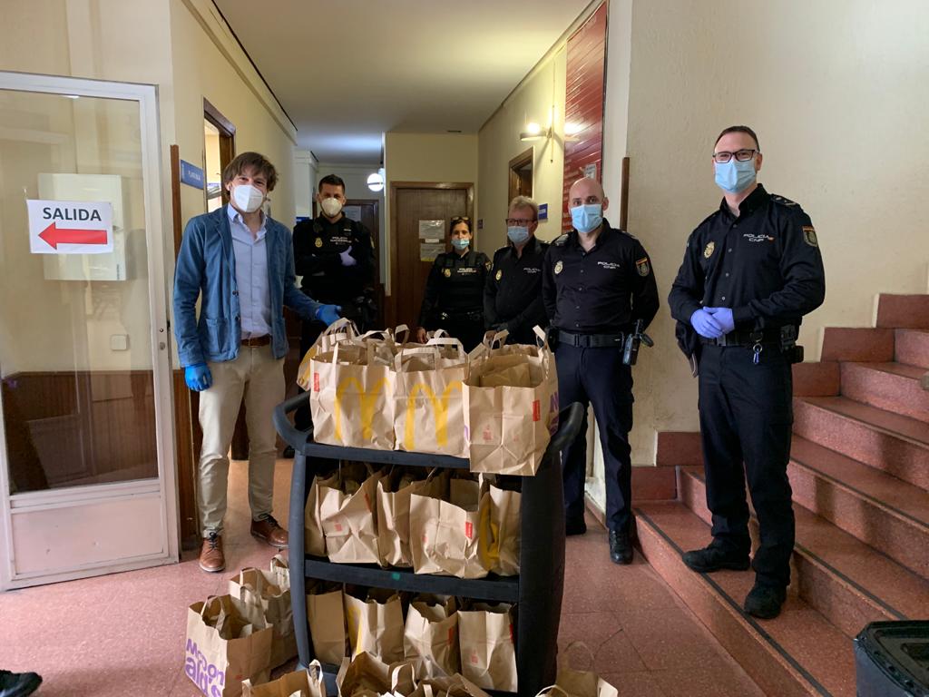 Entrega de menús en la Comisaría de Fuenlabrada