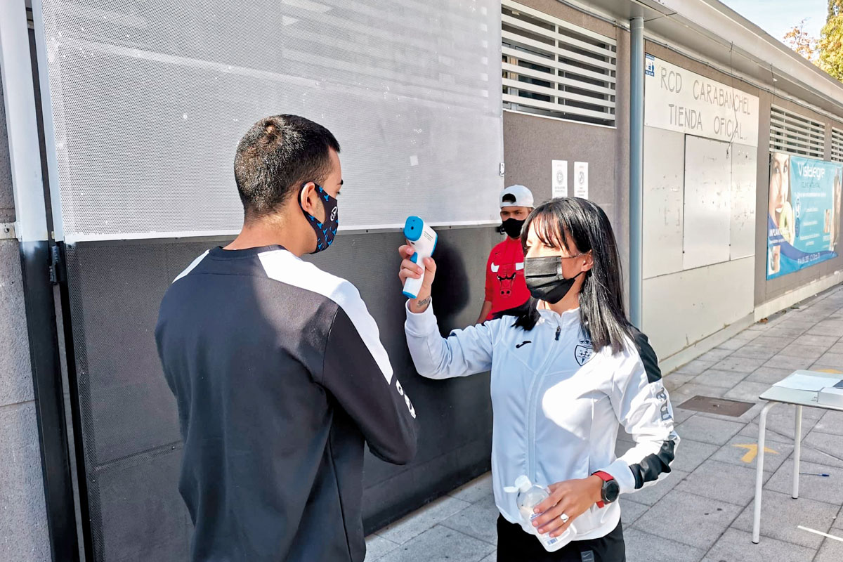 Toma de temperatura previa a un entrenamiento del RCD Carabanchel