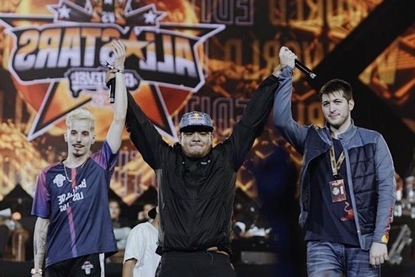 Azcino levantando los brazos de Chuty y Skone. Imagen: Red Bull Azcino, en una de sus últimas competiciones, levantando el brazo a Chuty y Skone tras ser derrotado por estos