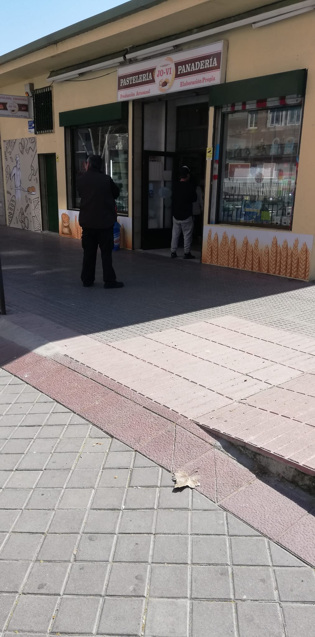 En la cola, guardando la distancia