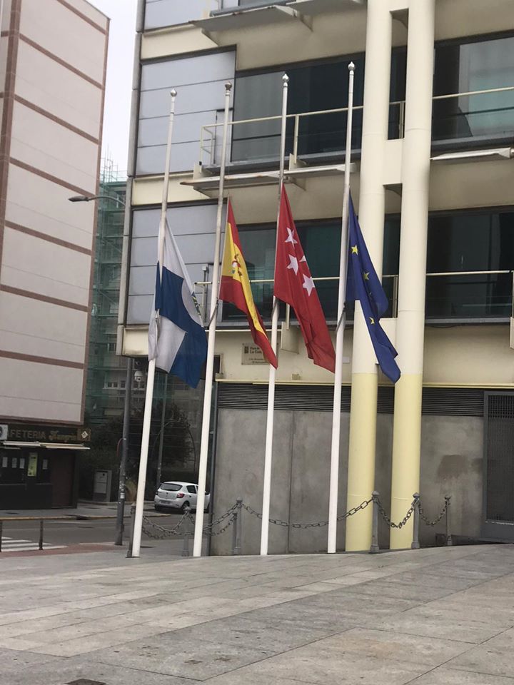 Imagen de las banderas a media asta