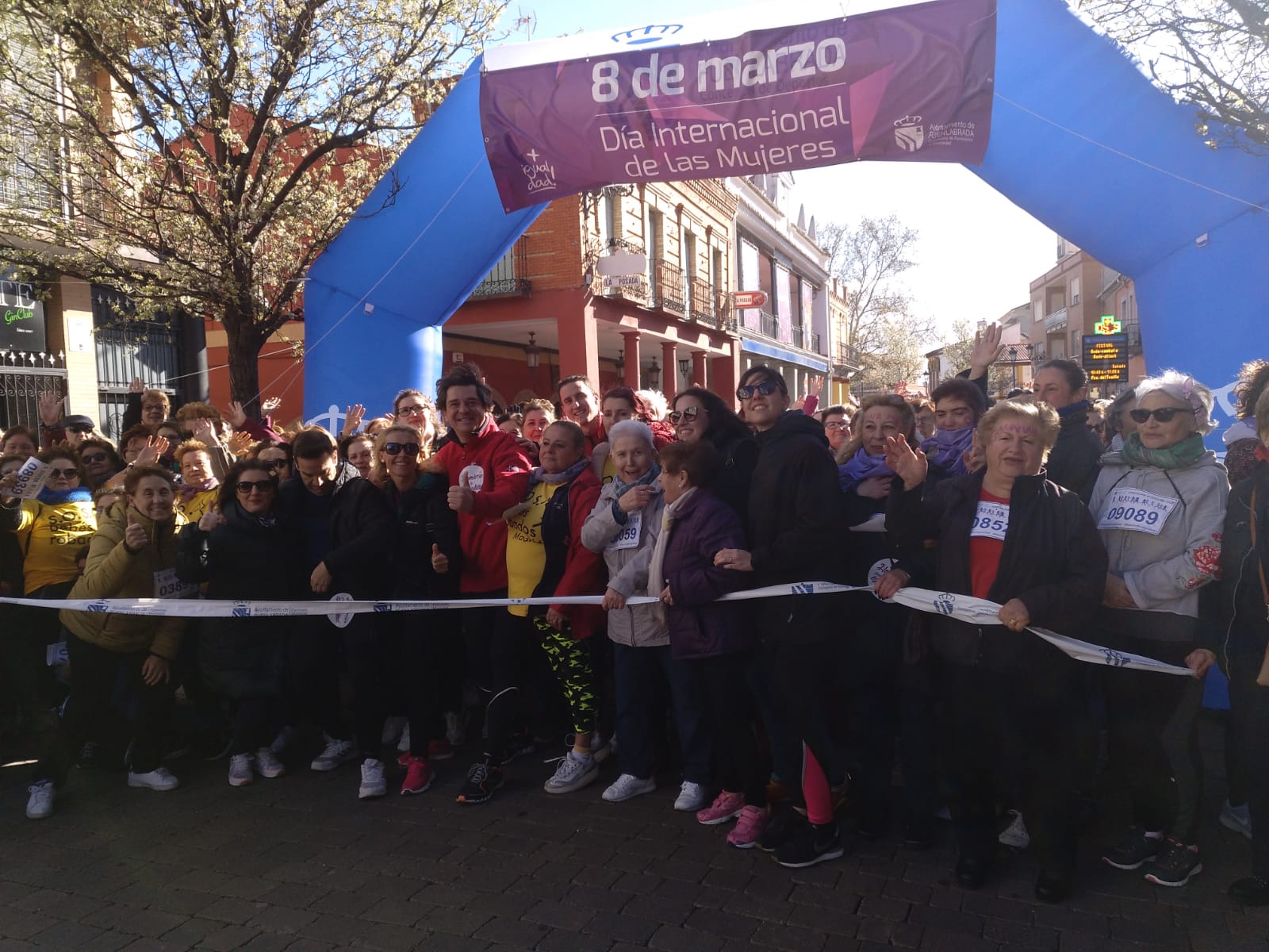 El alcalde y el concejal de Feminismo junto a las participantes El alcalde y el concejal de Feminismo junto a las participantes