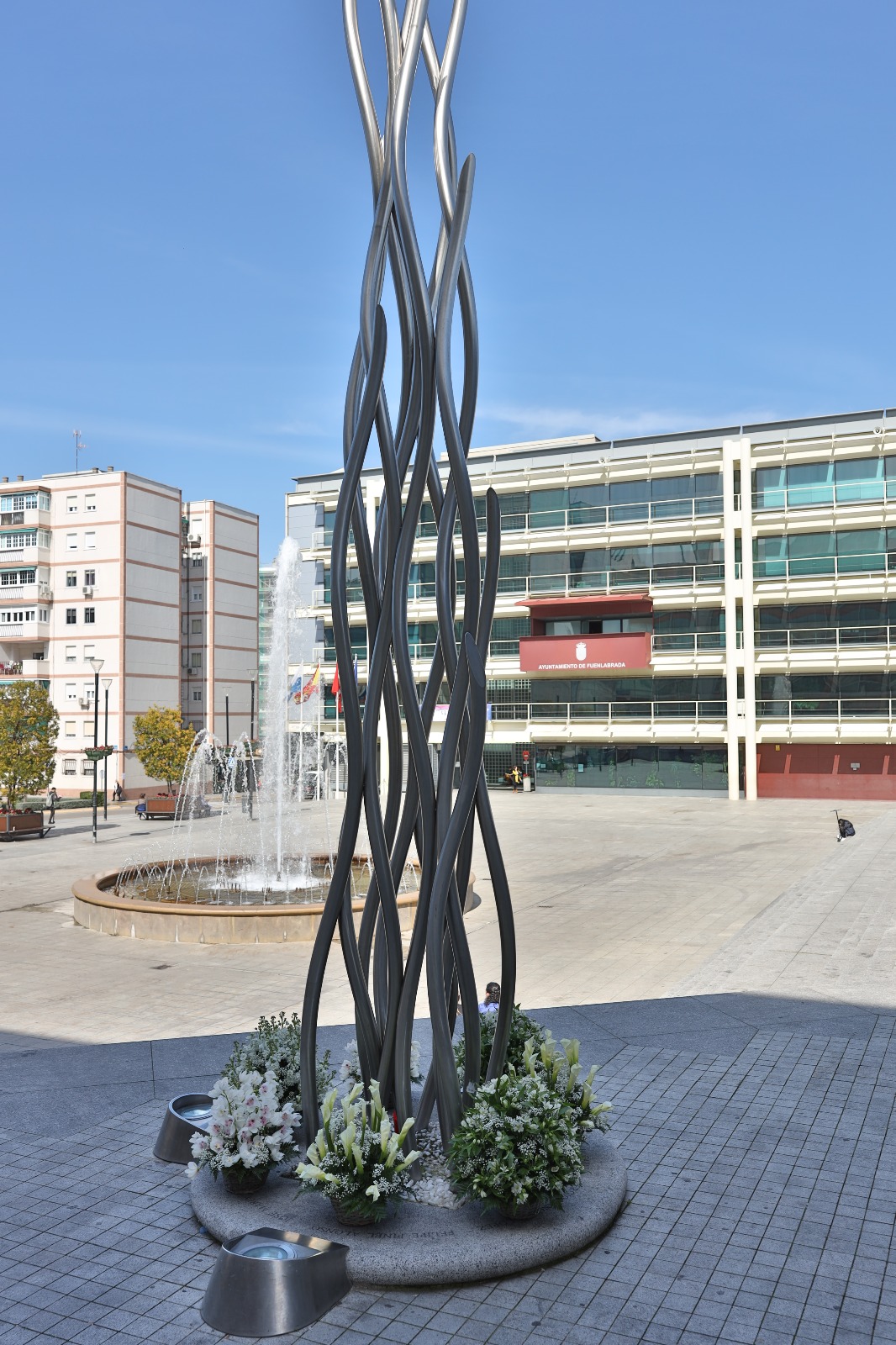 Las flores rodean el memorial desde esta ma&ntilde;ana