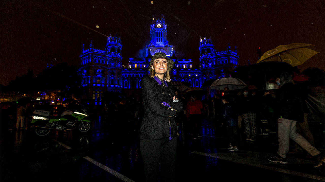 Andrea Levy  ante la instalación Camino a la vida, de Juanjo Lorrens, en el Palacio de Cibeles
