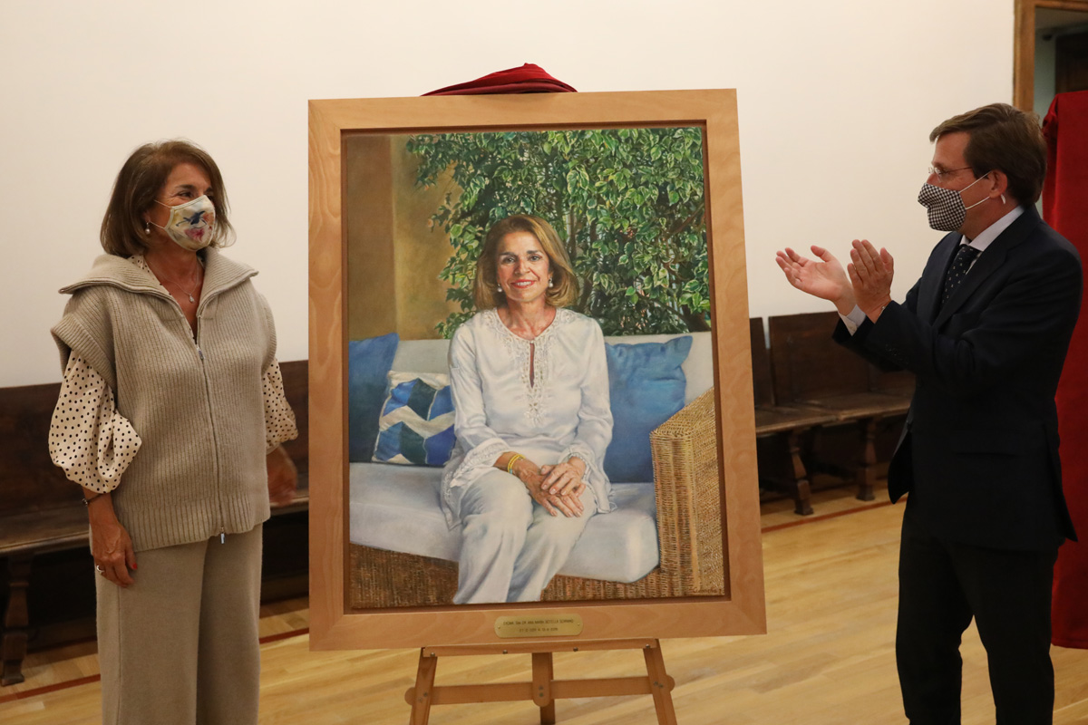Botella y Almeida con el cuadro de la exalcaldesa