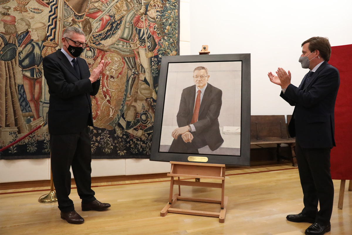 Gallardón y Almeida junto al cuadro del ex edil