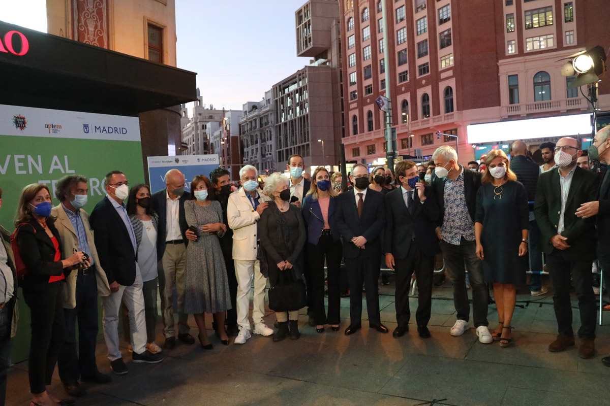 El alcalde de Madrid, José Luis Martínez-Almeida, acompañado por la delegada de Cultura, Turismo y Deporte, Andrea Levy; la concejala delegada de Turismo, Almudena Maíllo, y otros asistentes a la presentación en Callao