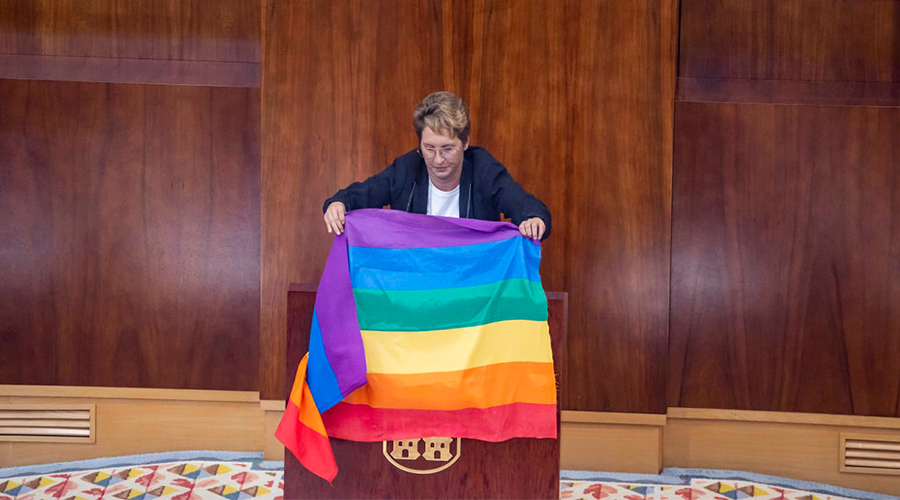 Diputada de podemos colgando bandera LGTBI