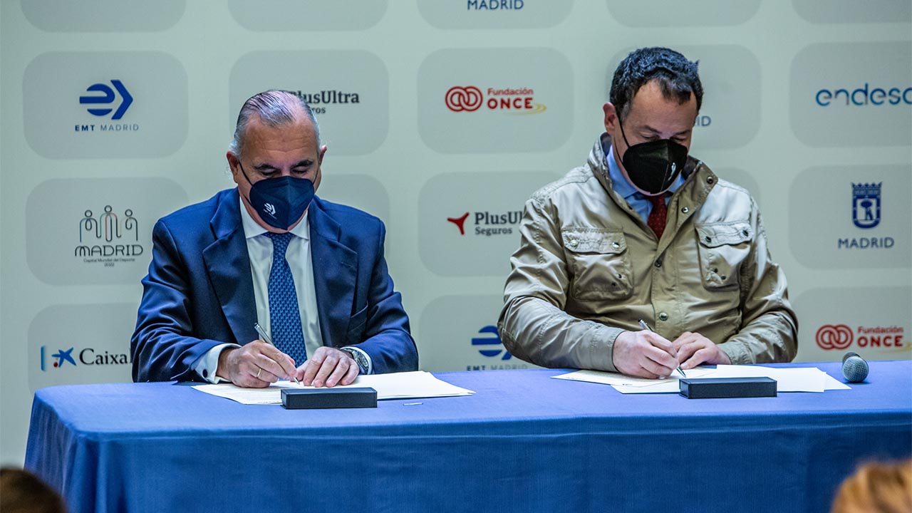 Firma del convenio entre el director gerente de la EMT, Alfonso Sánchez, y el presidente de la Federación Española de Deporte de Personas con Discapacidad Física (FEDDF), José Alberto Álvarez