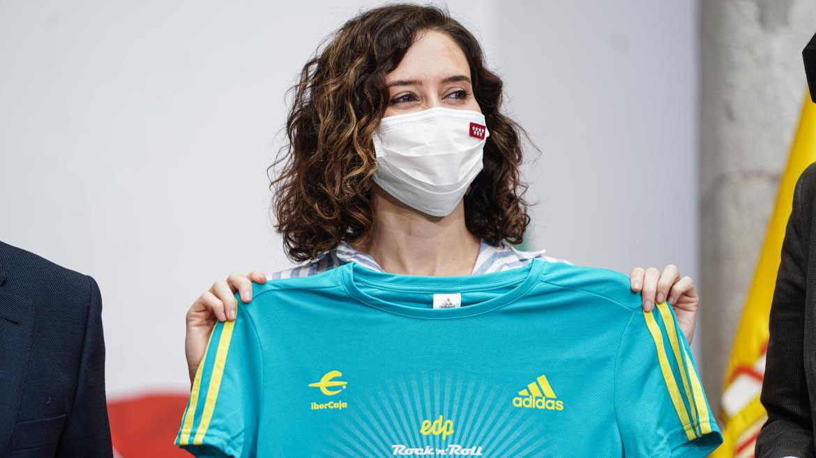 D&iacute;az Ayuso recibe el t&iacute;tulo de Maratoniana de Honor 2021 por su entrega y trabajo por Madrid