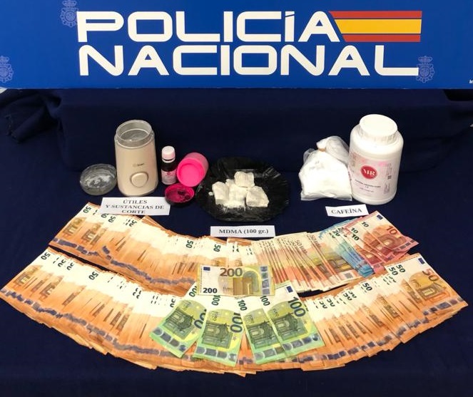 La Policía Nacional desarticula el principal punto de suministro de drogas sintéticas en el distrito Centro Dinero y sustancias incautadas