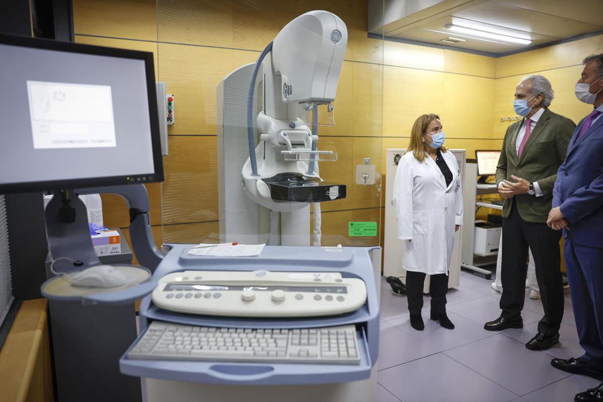 El consejero Enrique Ruiz Escudero comprueba el funcionamiento del DEPRECAM en el Hospital Santa Cristina El consejero Enrique Ruiz Escudero comprueba el funcionamiento del DEPRECAM en el Hospital Santa Cristina