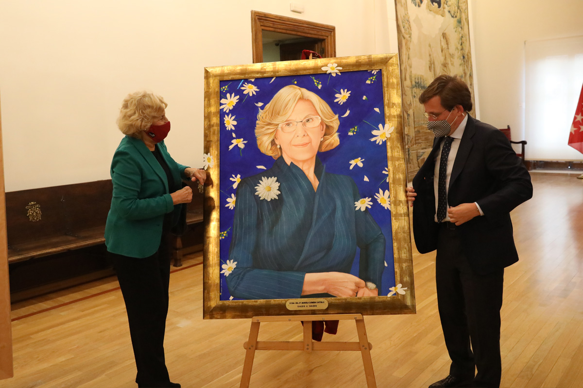 Carmena y Almeida con el cuadro de la exalcaldesa