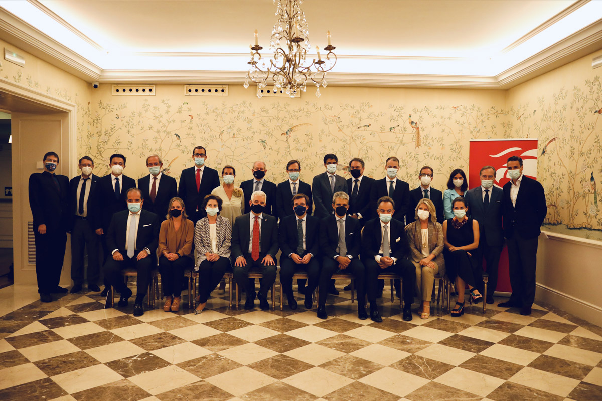 Almeida con el resto de participantes en el coloquio celebrado ayer Almeida sentado en el centro con el resto de participantes en el coloquio celebrado ayer