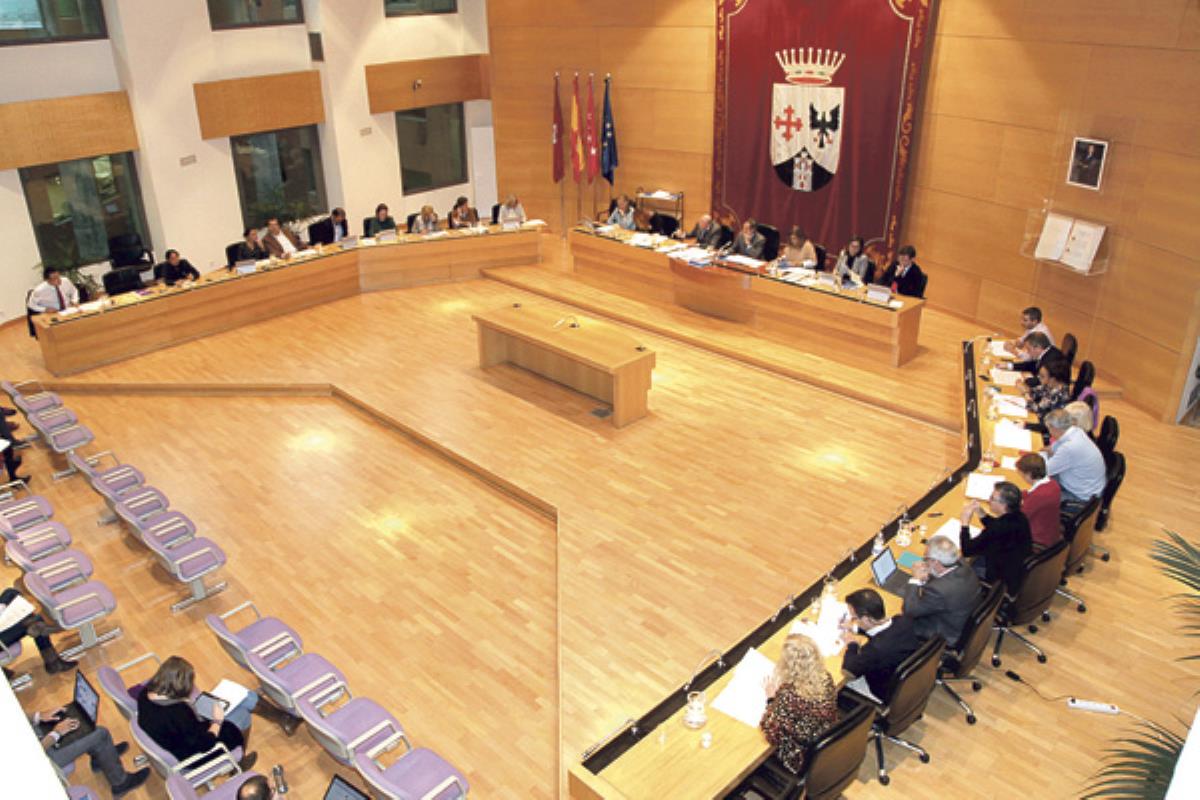 Hablamos con el concejal de Educación y Cultura de Alcobendas, Fernando Martínez, y el edil del PSOE Luis González