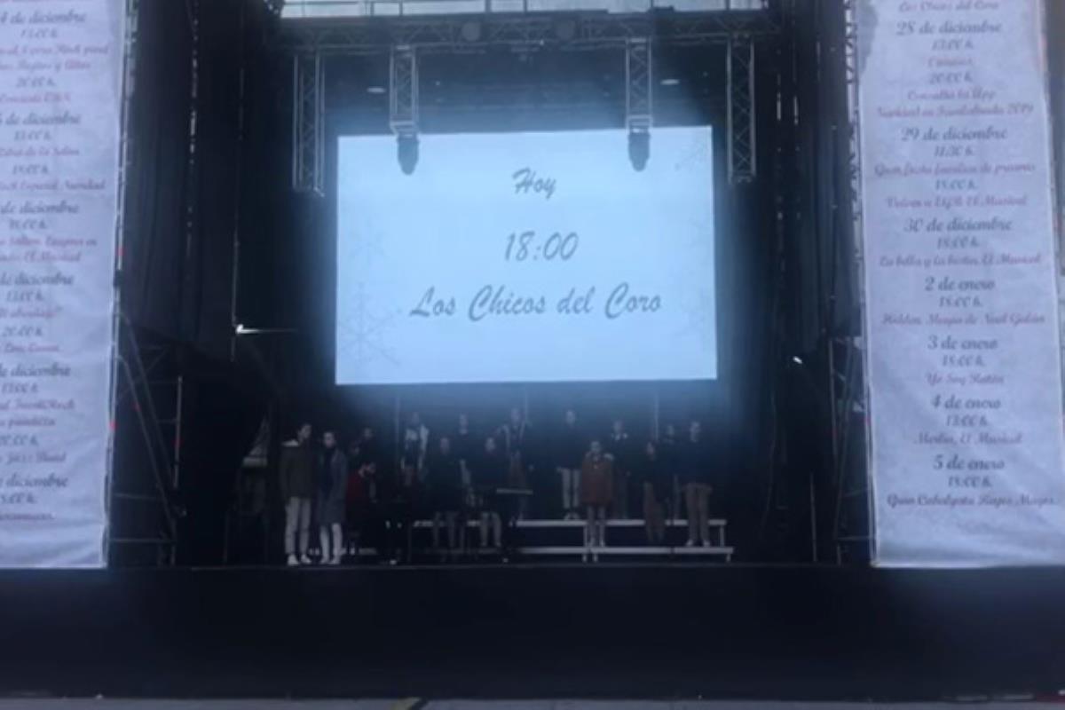 Los jóvenes están ensayando en la Plaza de la Constitución