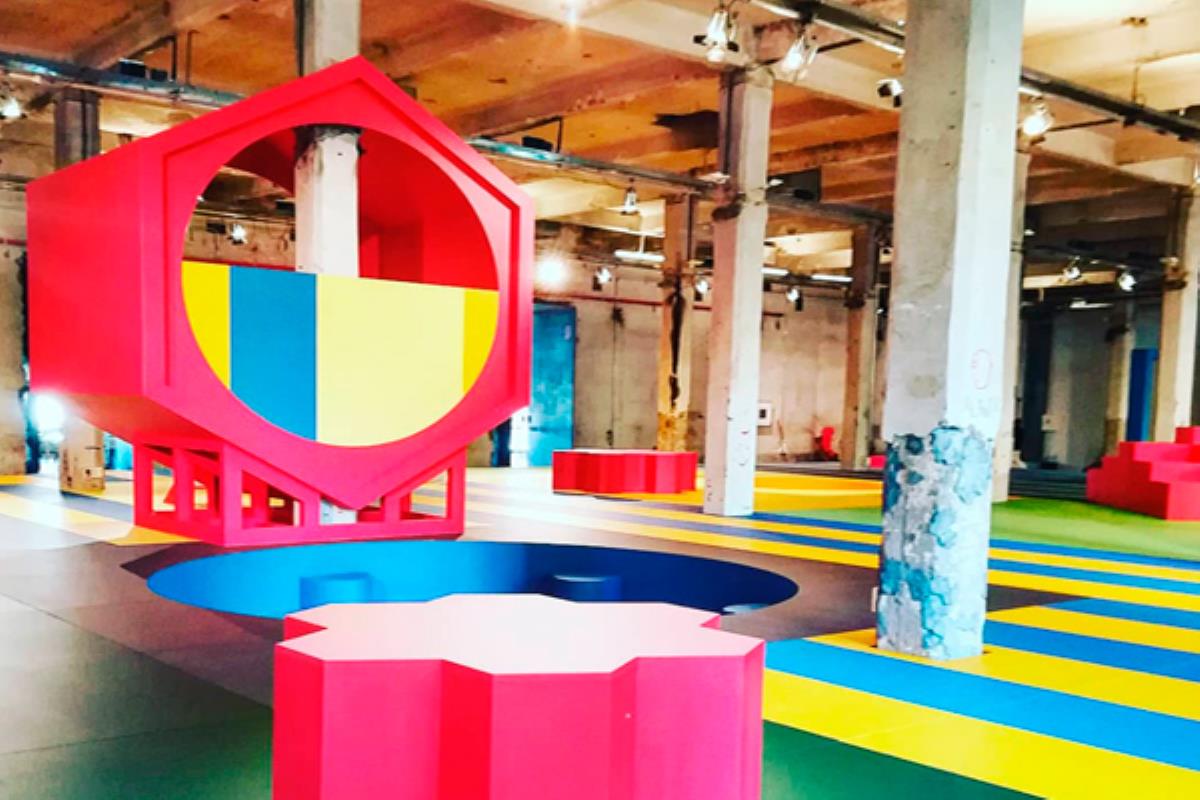 Un colorido y espectacular parque infantil de entrada libre, se ha instalado en una de las naves del Matadero de Legazpi
