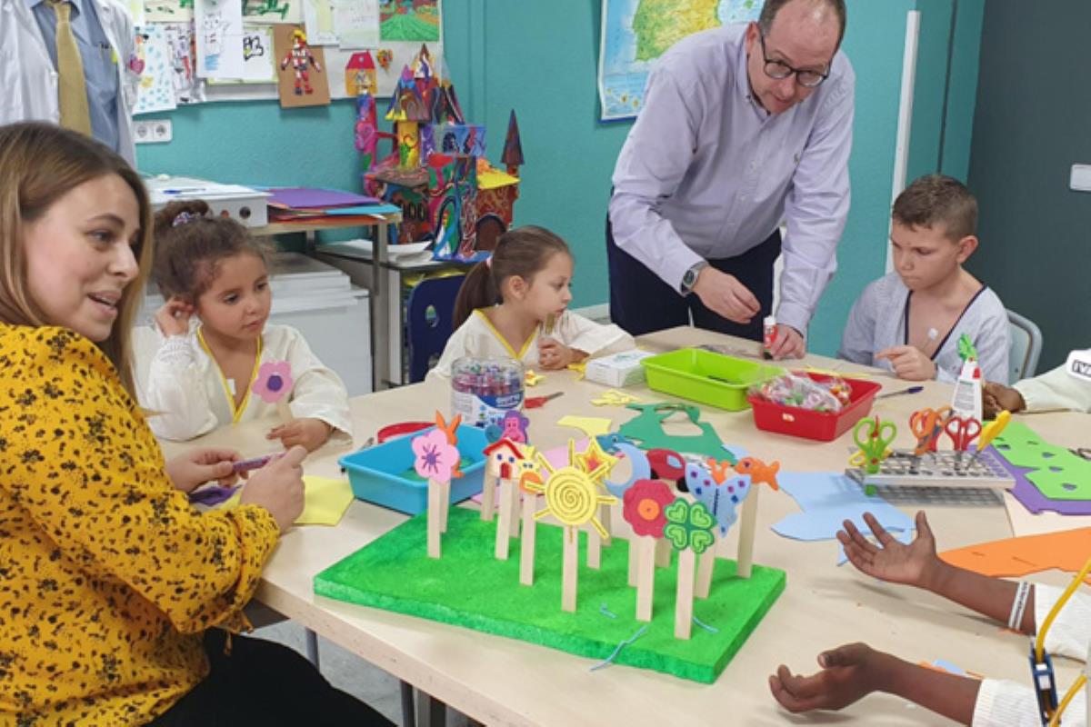 Los peques elaboran estas varitas y las hacen llegar a otros pacientes para romper el aislamiento