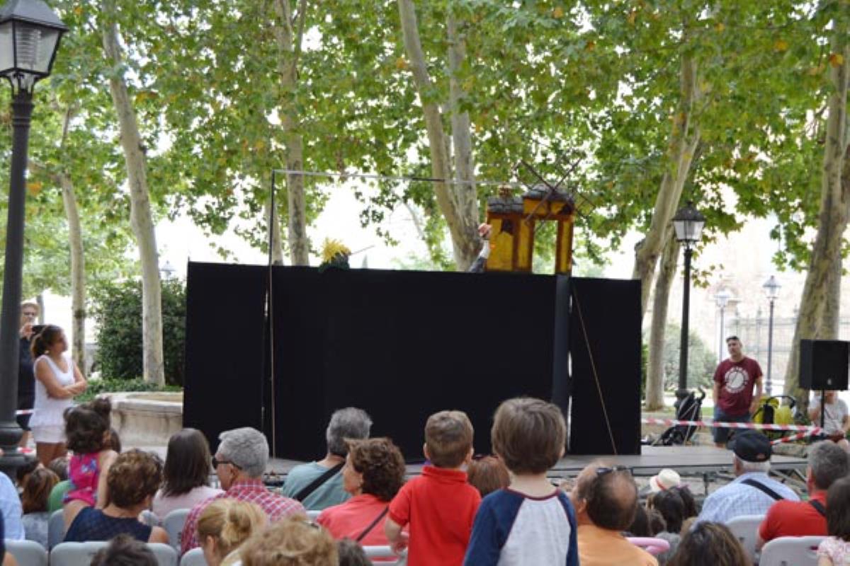 Los títeres han llenado de entretenimiento la Plaza de Palacio