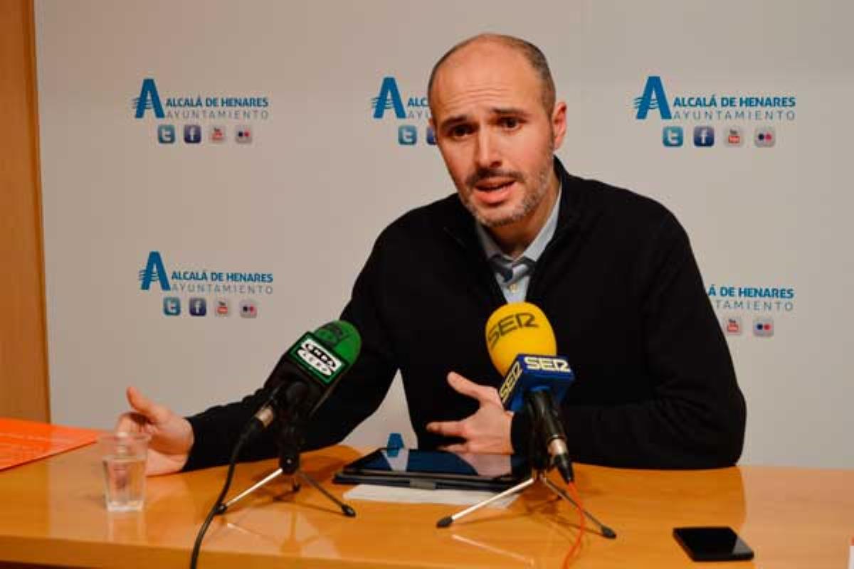 El edil de Medio Ambiente, Alberto Egido, habla sobre las reclamaciones de los vecinos de la Calle Mayor en concepto de limpieza