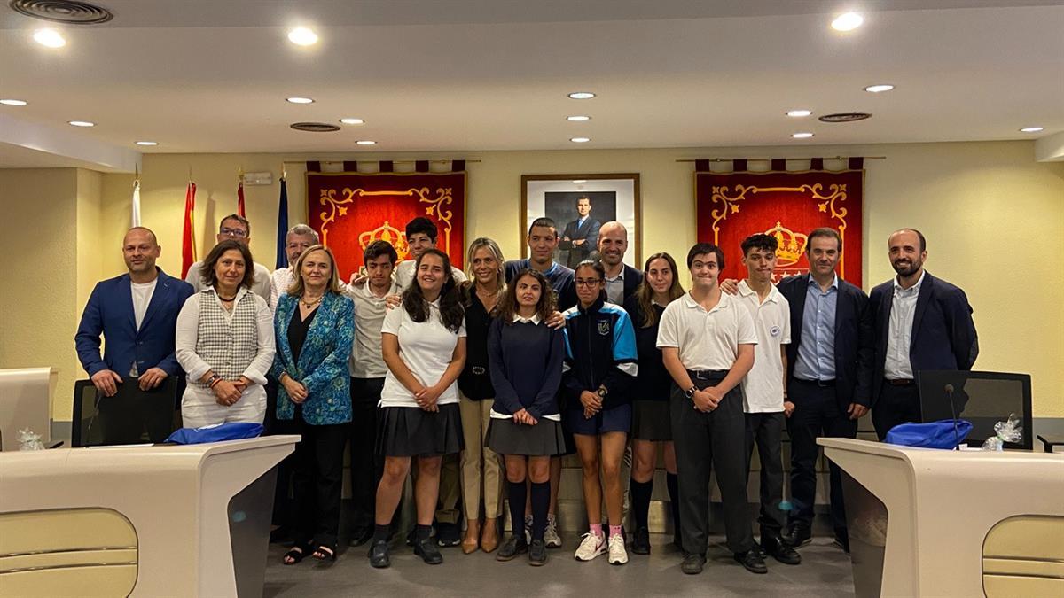 El alcalde, José Luis Álvarez Ustarroz, ha hecho entrega de los diplomas a los estudiantes que han trabajado un mes en distintos servicios municipales