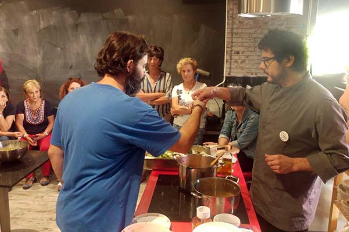 Iván, chef del restaurante Plademunt ha enseñado a realizar 3 recetas en la Semana del corazón