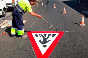 Los trabajos consisten en el repintado de marcas viales y la incorporación de ciclocarriles
