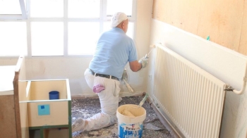 El programa municipal ‘Pintamos la Escuela’ beneficiará este año a 49 centros educativos públicos con mejoras interiores y exteriores.