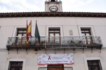 El municipio se suma al programa de actividades diseñado por AMDEM con la iluminación de la fachada del ayuntamiento en color naranja