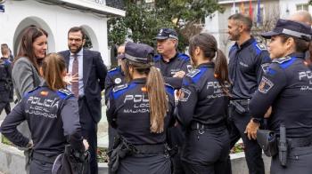 La alcaldesa ha presidido la toma de posesión de los nuevos 20 agentes locales, 8 mujeres y 12 hombres