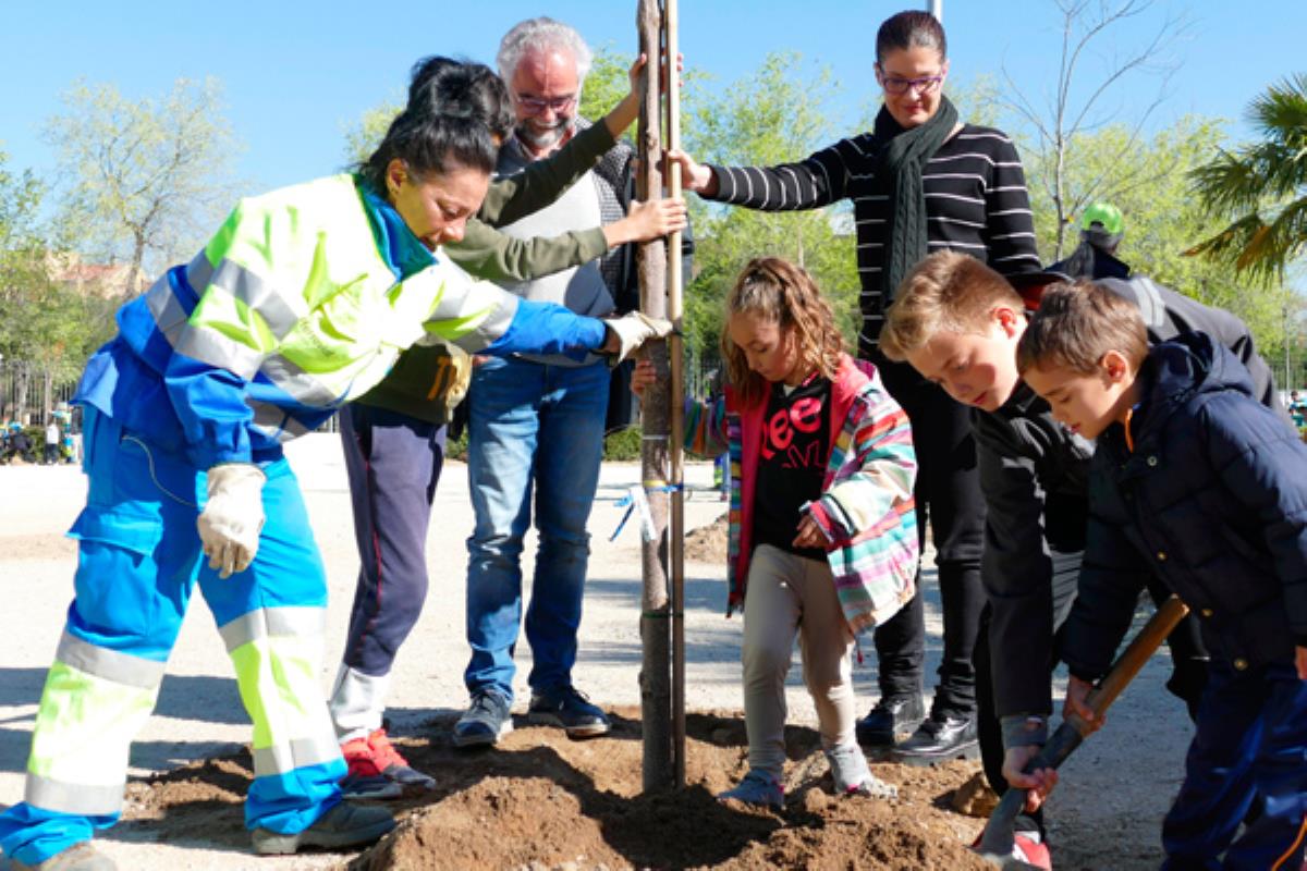 Los escolares participaron plantando árboles en el Parque Liana