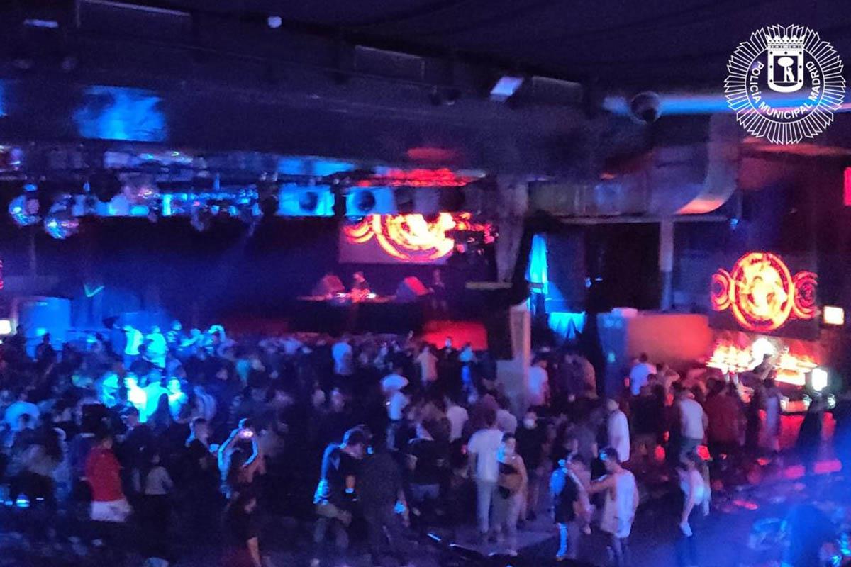 Bailando en la pista y consumiendo en la barra sin distancia de seguridad y muchos sin mascarilla