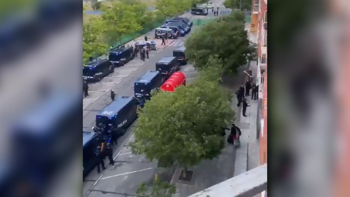 Además, alrededor de 180 personas eran menores de edad, según indican fuentes policiales