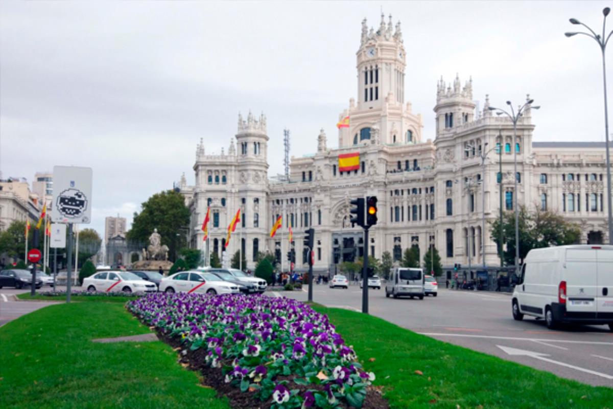 El Ayuntamiento de Madrid ha adornado sus calles y vías con miles de flores