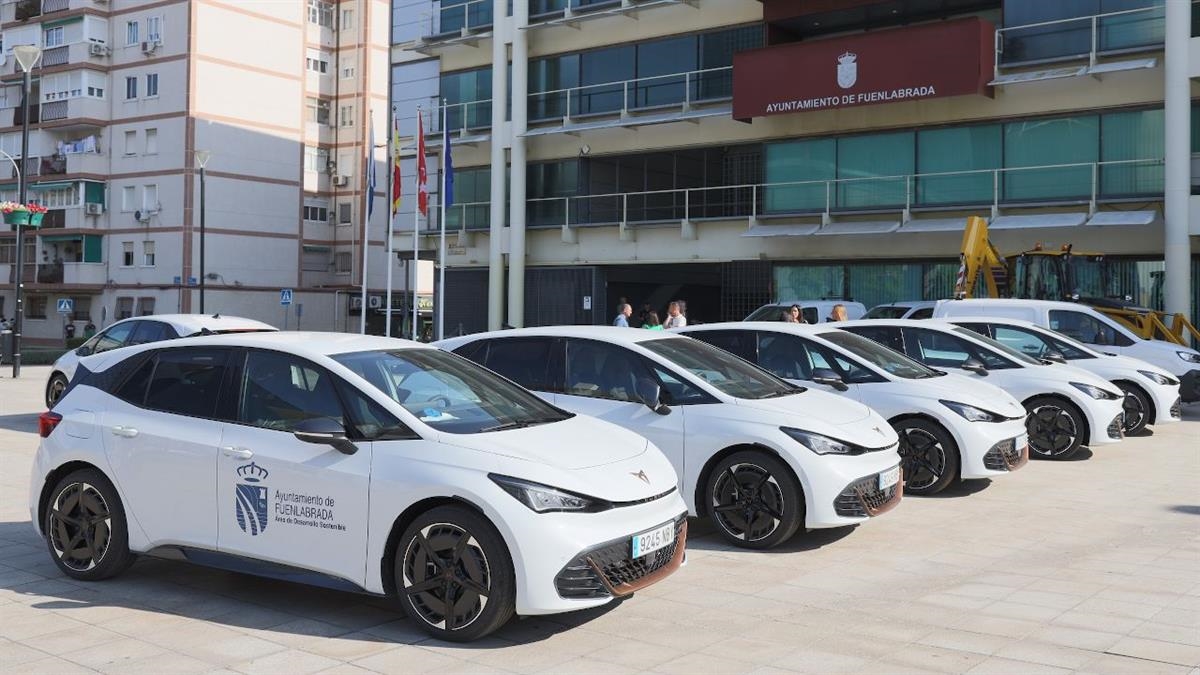 El Ayuntamiento incorporará un camión grúa y un furgón con plataforma elevadora de cero emisiones para reforzar los servicios de mantenimiento urbano y alumbrado