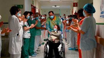 El Hospital Gregorio Marañón da el alta entre aplausos a Elsa, el mismo día que cumple años
